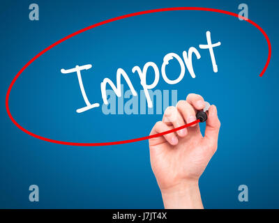 Hand des Mannes Import mit schwarzem Filzstift auf Bildschirm zu schreiben. Isoliert auf blau. Wirtschaft, Technologie, Internet-Konzept. Stock Foto Stockfoto