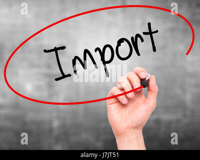 Hand des Mannes Import mit schwarzem Filzstift auf Bildschirm zu schreiben. Isoliert auf grau. Wirtschaft, Technologie, Internet-Konzept. Stock Foto Stockfoto