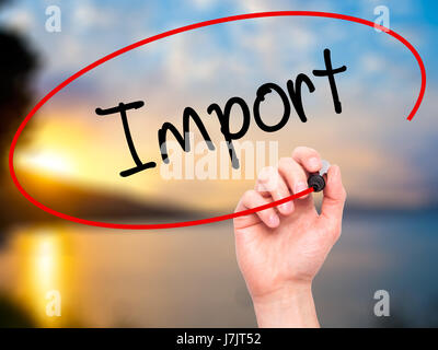 Hand des Mannes Import mit schwarzem Filzstift auf Bildschirm zu schreiben. Isoliert auf Natur. Wirtschaft, Technologie, Internet-Konzept. Stock Foto Stockfoto