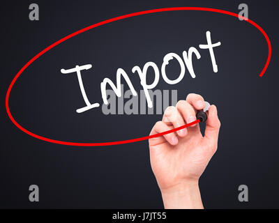 Hand des Mannes Import mit schwarzem Filzstift auf Bildschirm zu schreiben. Isoliert auf schwarz. Wirtschaft, Technologie, Internet-Konzept. Stock Foto Stockfoto
