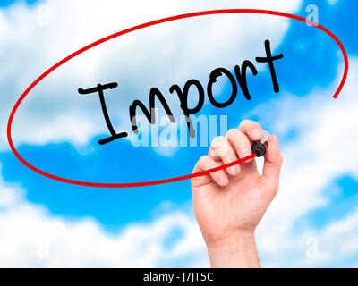 Hand des Mannes Import mit schwarzem Filzstift auf Bildschirm zu schreiben. Isoliert auf Sky. Wirtschaft, Technologie, Internet-Konzept. Stock Foto Stockfoto