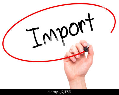 Hand des Mannes Import mit schwarzem Filzstift auf Bildschirm zu schreiben. Isoliert auf weiss. Wirtschaft, Technologie, Internet-Konzept. Stock Foto Stockfoto