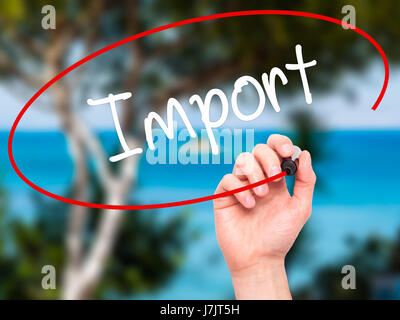 Hand des Mannes Import mit schwarzem Filzstift auf Bildschirm zu schreiben. Isoliert auf Natur. Wirtschaft, Technologie, Internet-Konzept. Stock Foto Stockfoto