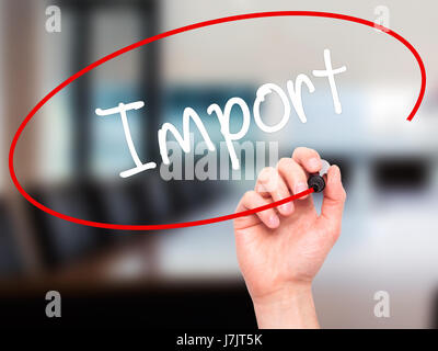 Hand des Mannes Import mit schwarzem Filzstift auf Bildschirm zu schreiben. Isoliert auf Büro. Wirtschaft, Technologie, Internet-Konzept. Stock Foto Stockfoto