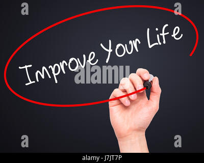 Hand des Mannes Improve Your Life mit schwarzem Filzstift auf Bildschirm zu schreiben. Auf Hintergrund isoliert. Wirtschaft, Technologie, Internet-Konzept. Stock Foto Stockfoto