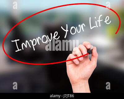 Hand des Mannes Improve Your Life mit schwarzem Filzstift auf Bildschirm zu schreiben. Auf Hintergrund isoliert. Wirtschaft, Technologie, Internet-Konzept. Stock Foto Stockfoto