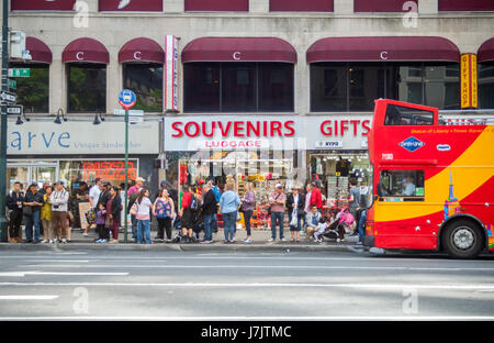 Touristen Line-up in Midtown Manhattan in New York am Sonntag, 21. Mai 2017 warten auf einem Tour-Bus. (© Richard B. Levine) Stockfoto