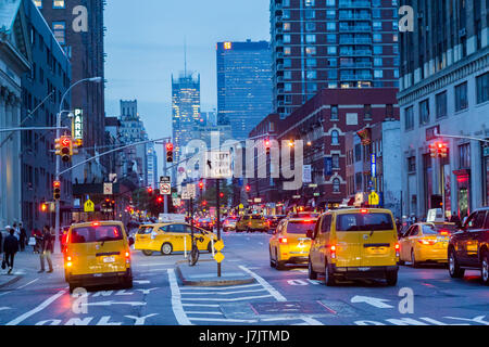 Verkehr an der Eighth Avenue im Stadtteil Chelsea in New York auf Dienstag, 23. Mai 2017. (© Richard B. Levine) Stockfoto