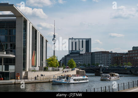 Berlin, Deutschland - 23. Mai 2017: touristische Boote auf der Spree im Regierungsviertel mit tv Turm Hintergrund in Berlin, Deutschland. Stockfoto