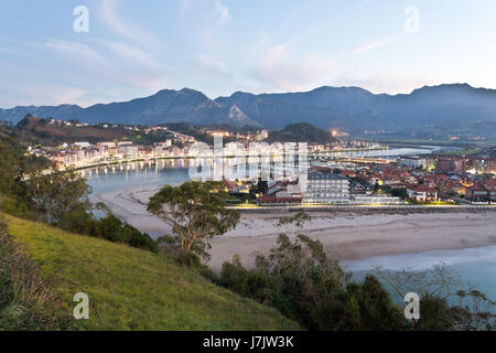 Ribadesella ist ein Rat der autonomen Gemeinschaft des Fürstentums Asturien. Grenzt im Norden an das Kantabrische Meer. Stockfoto