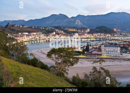 Ribadesella ist ein Rat der autonomen Gemeinschaft des Fürstentums Asturien. Grenzt im Norden an das Kantabrische Meer. Stockfoto