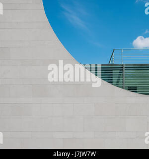 modernes Gebäude-Feature mit blauem Himmelshintergrund und Balkon Stockfoto