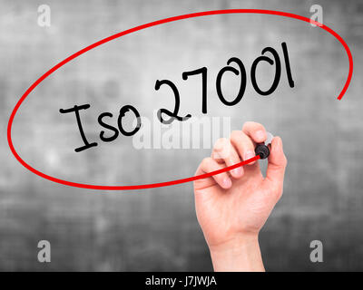 Hand des Mannes Iso 27001 mit schwarzem Filzstift auf Bildschirm zu schreiben. Isoliert auf grau. Wirtschaft, Technologie, Internet-Konzept. Stock Foto Stockfoto