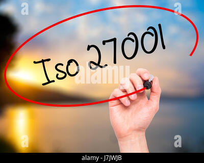 Hand des Mannes Iso 27001 mit schwarzem Filzstift auf Bildschirm zu schreiben. Isoliert auf Natur. Wirtschaft, Technologie, Internet-Konzept. Stock Foto Stockfoto