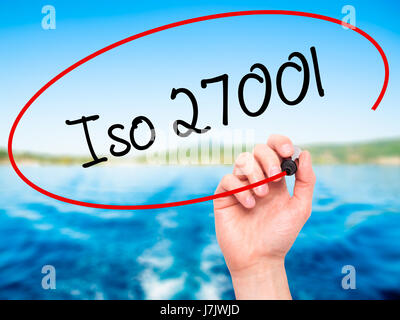 Hand des Mannes Iso 27001 mit schwarzem Filzstift auf Bildschirm zu schreiben. Isoliert auf Natur. Wirtschaft, Technologie, Internet-Konzept. Stock Foto Stockfoto