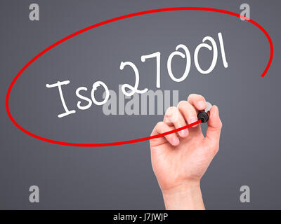 Hand des Mannes Iso 27001 mit schwarzem Filzstift auf Bildschirm zu schreiben. Isoliert auf grau. Wirtschaft, Technologie, Internet-Konzept. Stock Foto Stockfoto