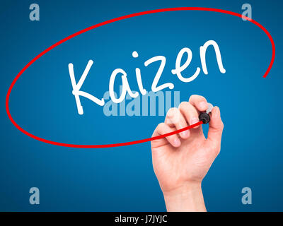 Hand des Mannes Kaizen mit schwarzem Filzstift auf Bildschirm zu schreiben. Isoliert auf blau. Wirtschaft, Technologie, Internet-Konzept. Stock Foto Stockfoto