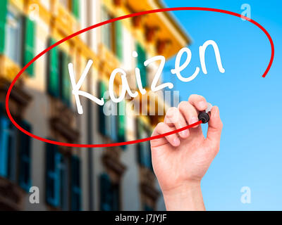 Hand des Mannes Kaizen mit schwarzem Filzstift auf Bildschirm zu schreiben. Isoliert auf Stadt. Wirtschaft, Technologie, Internet-Konzept. Stock Foto Stockfoto