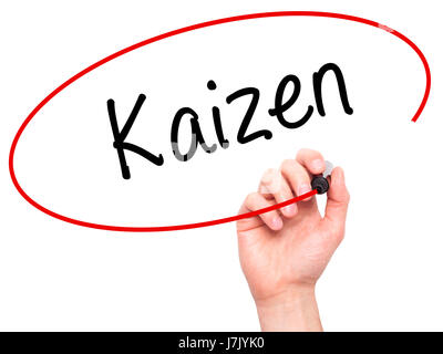 Hand des Mannes Kaizen mit schwarzem Filzstift auf Bildschirm zu schreiben. Isoliert auf weiss. Wirtschaft, Technologie, Internet-Konzept. Stock Foto Stockfoto