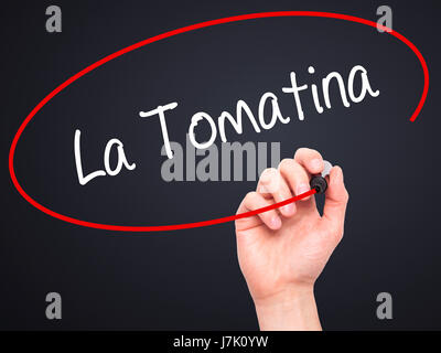 Hand des Mannes La Tomatina mit schwarzem Filzstift auf Bildschirm zu schreiben. Isoliert auf schwarz. Wirtschaft, Technologie, Internet-Konzept. Stockfoto