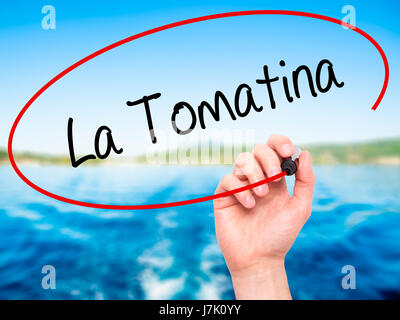 Hand des Mannes La Tomatina mit schwarzem Filzstift auf Bildschirm zu schreiben. Isoliert auf Natur. Wirtschaft, Technologie, Internet-Konzept. Stockfoto