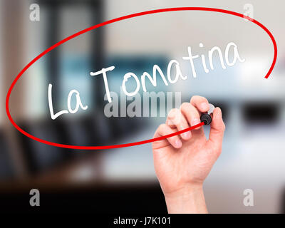 Hand des Mannes La Tomatina mit schwarzem Filzstift auf Bildschirm zu schreiben. Isoliert auf Büro. Wirtschaft, Technologie, Internet-Konzept. Stockfoto