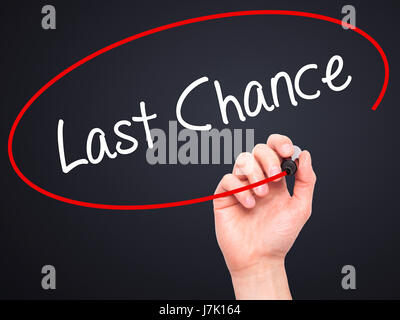 Hand des Menschen letzte Chance mit schwarzem Filzstift auf Bildschirm zu schreiben. Auf Hintergrund isoliert. Wirtschaft, Technologie, Internet-Konzept. Stock Foto Stockfoto