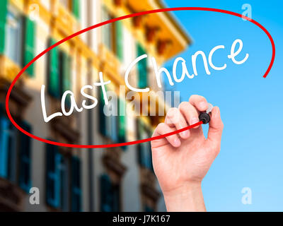 Hand des Menschen letzte Chance mit schwarzem Filzstift auf Bildschirm zu schreiben. Auf Hintergrund isoliert. Wirtschaft, Technologie, Internet-Konzept. Stock Foto Stockfoto