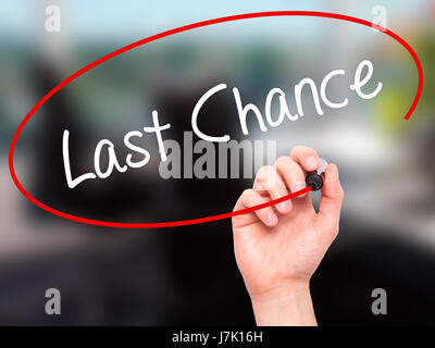Hand des Menschen letzte Chance mit schwarzem Filzstift auf Bildschirm zu schreiben. Auf Hintergrund isoliert. Wirtschaft, Technologie, Internet-Konzept. Stock Foto Stockfoto