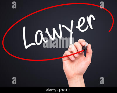 Hand des Mannes Anwalt mit schwarzem Filzstift auf Bildschirm zu schreiben. Auf Hintergrund isoliert. Wirtschaft, Technologie, Internet-Konzept. Stock Foto Stockfoto