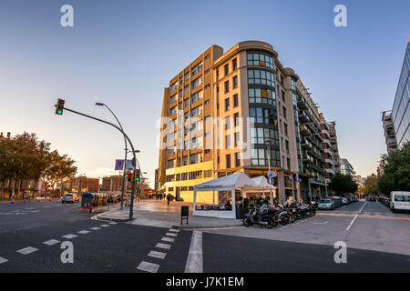 BARCELONA, Spanien - 15. November 2014: Avinguda del Parallel in Barcelona. Avinguda del Parallel ist einer der wichtigsten Straßen von Barcelona, Teilung Ciut Stockfoto