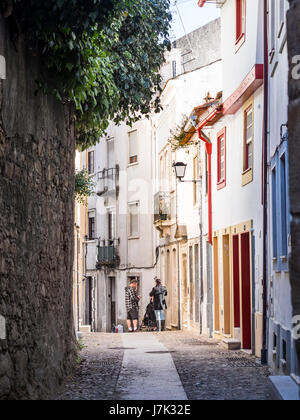 COIMBRA, PORTUGAL - 4. April 2017: Einer der Straßen in der alten Stadt von Coimbra. Stockfoto