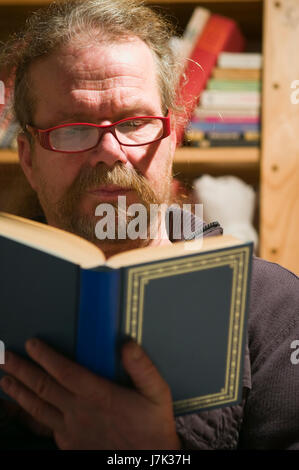 Lesen Sie die Buch-Vorderansicht Stockfoto