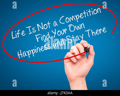 Hand des Menschen Leben zu schreiben ist kein Wettbewerb finden Ihr eigenes Glück und es bleiben mit schwarzen Balken am Bildschirm. Auf Hintergrund isoliert. Busines Stockfoto