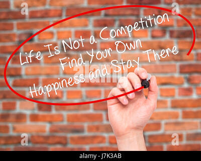 Hand des Menschen Leben zu schreiben ist kein Wettbewerb finden Ihr eigenes Glück und es bleiben mit schwarzen Balken am Bildschirm. Auf Hintergrund isoliert. Busines Stockfoto