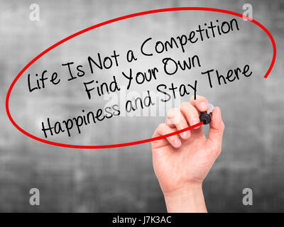 Hand des Menschen Leben zu schreiben ist kein Wettbewerb finden Ihr eigenes Glück und es bleiben mit schwarzen Balken am Bildschirm. Auf Hintergrund isoliert. Busines Stockfoto