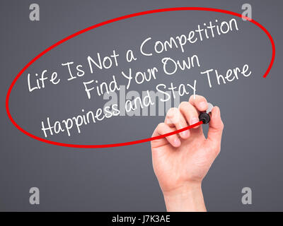 Hand des Menschen Leben zu schreiben ist kein Wettbewerb finden Ihr eigenes Glück und es bleiben mit schwarzen Balken am Bildschirm. Auf Hintergrund isoliert. Busines Stockfoto