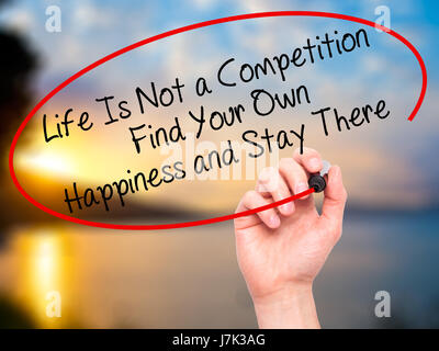 Hand des Menschen Leben zu schreiben ist kein Wettbewerb finden Ihr eigenes Glück und es bleiben mit schwarzen Balken am Bildschirm. Auf Hintergrund isoliert. Busines Stockfoto