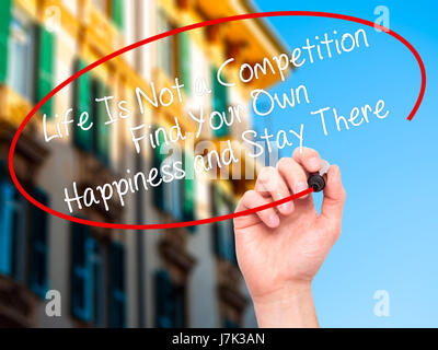 Hand des Menschen Leben zu schreiben ist kein Wettbewerb finden Ihr eigenes Glück und es bleiben mit schwarzen Balken am Bildschirm. Auf Hintergrund isoliert. Busines Stockfoto