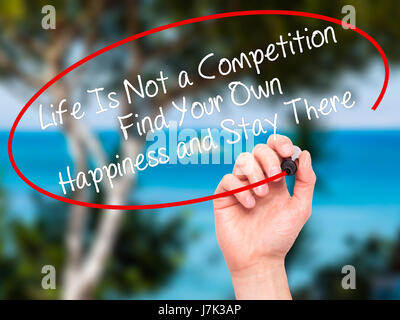 Hand des Menschen Leben zu schreiben ist kein Wettbewerb finden Ihr eigenes Glück und es bleiben mit schwarzen Balken am Bildschirm. Auf Hintergrund isoliert. Busines Stockfoto