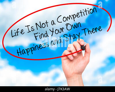 Hand des Menschen Leben zu schreiben ist kein Wettbewerb finden Ihr eigenes Glück und es bleiben mit schwarzen Balken am Bildschirm. Auf Hintergrund isoliert. Busines Stockfoto