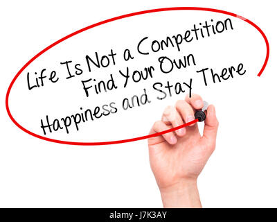 Hand des Menschen Leben zu schreiben ist kein Wettbewerb finden Ihr eigenes Glück und es bleiben mit schwarzen Balken am Bildschirm. Auf Hintergrund isoliert. Busines Stockfoto