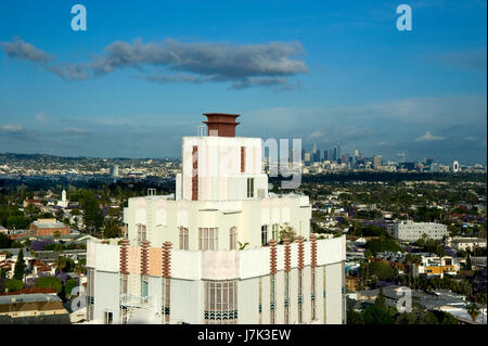 Detail der Art-Déco-Sunset Tower Hotel auf dem Sunset Strip in West Hollywood mit Downtown Los Angeles im Hintergrund an einem klaren Tag. Stockfoto