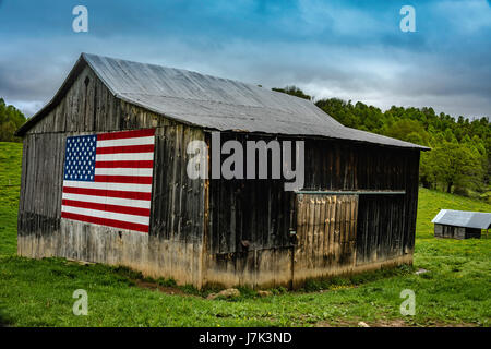 Ländlichen Nebenstraßen von Virginia. Dorfladen, USA-Flagge, Ol d Mühle Wasserrad.  Ziegen Stockfoto