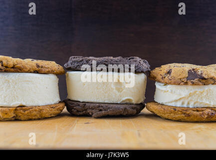 Ice Cream Sandwiches auf hölzernen Tischplatte Stockfoto