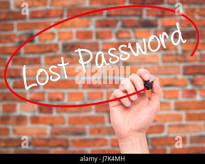 Hand des Mannes verloren Passwort mit schwarzem Filzstift auf Bildschirm zu schreiben. Auf Hintergrund isoliert. Wirtschaft, Technologie, Internet-Konzept. Stock Foto Stockfoto