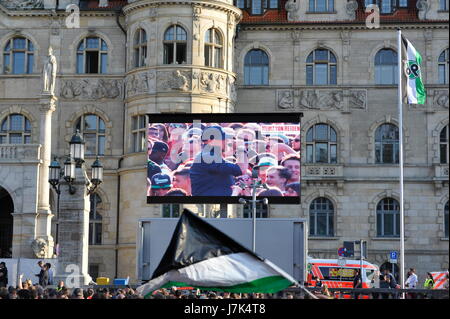 Hannover 96 startete die offizielle Aufstiegsparty am Montag auf dem Trammplatz vor den Rathaus Stockfoto