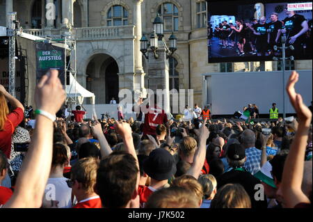 Hannover 96 startete die offizielle Aufstiegsparty am Montag auf dem Trammplatz vor den Rathaus Stockfoto