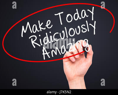 Mann Handschrift machen heute lächerlich erstaunlich mit schwarzen Balken am Bildschirm. Isoliert auf schwarz. Leben, Technologie, Internet-Konzept. Lager Imag Stockfoto