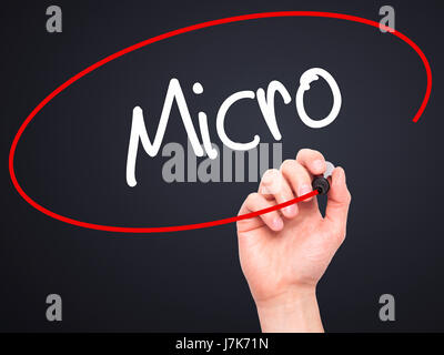 Hand des Mannes Micro mit schwarzem Filzstift auf Bildschirm zu schreiben. Auf Hintergrund isoliert. Wirtschaft, Technologie, Internet-Konzept. Stock Foto Stockfoto